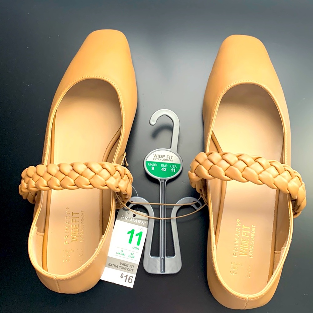 Wide width camel flats